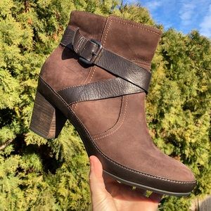 Clarks Artisan Brown Leather Buckle Strap Zip Up Heeled Ankle Booties Size 11M